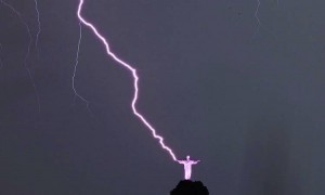 Nature is Weird Sometimes. These Thunder Photos Will Take You Breath Away